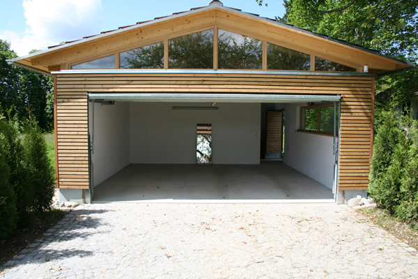 Garage mit Holzverkleidung